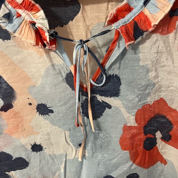 A Tommy Hilfiger top in size small - Picture 2 of 8